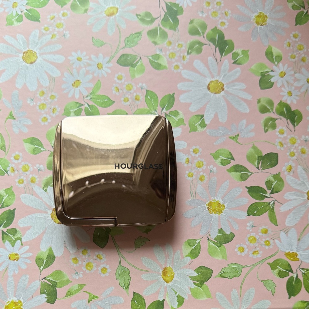 Hourglass Radiant Bronze Light